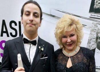 Görme engelli piyanist Ekrem Özcan Yılmaz’a üstün başarı belgesi