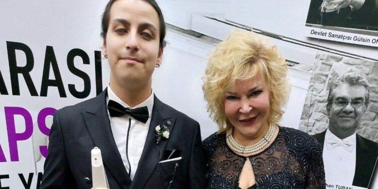 Görme engelli piyanist Ekrem Özcan Yılmaz’a üstün başarı belgesi