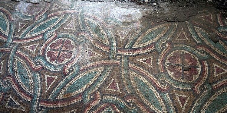 Tokat’ta belediye işçilerinin bulduğu mozaikler cam kafesle kapatılarak sergileniyor