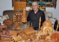 Ahşabı sabırla işleyerek sanat eserine dönüştürüyor
