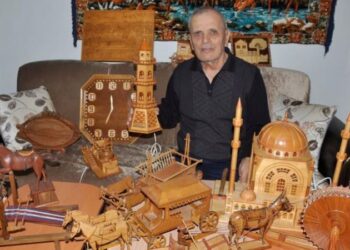 Ahşabı sabırla işleyerek sanat eserine dönüştürüyor