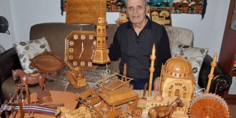 Ahşabı sabırla işleyerek sanat eserine dönüştürüyor