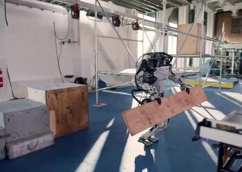 Boston Dynamics’in insansı robotu bu sefer de inşaat iskelesine çıktı