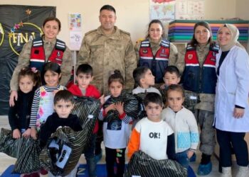 Jandarmadan köy okulu öğrencilere sürpriz