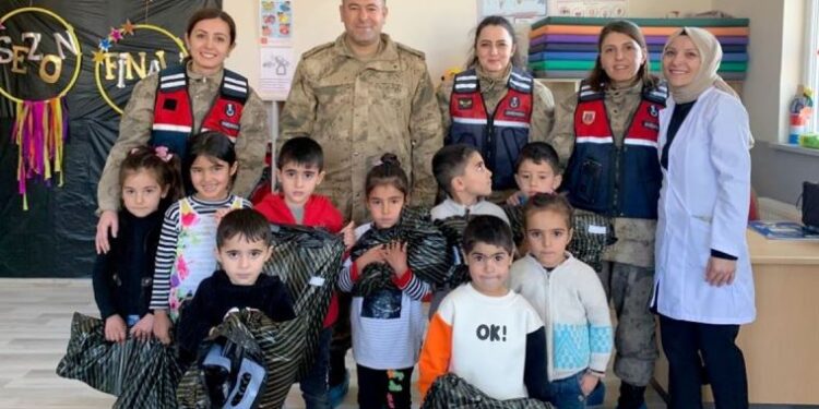 Jandarmadan köy okulu öğrencilere sürpriz