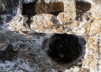 Van’da üzerinde “sunu alanı” bulunan 3 odalı Urartu mezarı tespit edildi