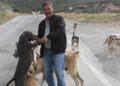 Emekli olunca kendisini sokak köpeklerine adadı
