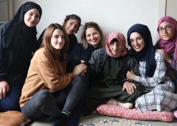 Üniversiteli kızlar, kimsesiz Naciye nineyi yalnız bırakmıyor