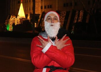 Eğlence mekanından kovulan Noel Baba soluğu anayolda aldı
