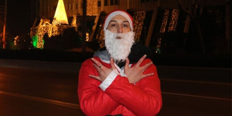 Eğlence mekanından kovulan Noel Baba soluğu anayolda aldı