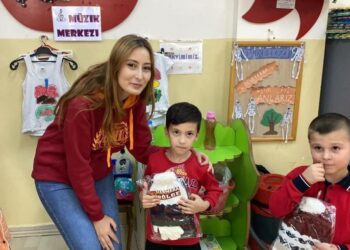 Galatasaray taraftarı köydeki çocukları sevindirdi