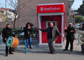 Mahalleye kurulan ATM’ye ‘davullu zurnalı’ kutlama