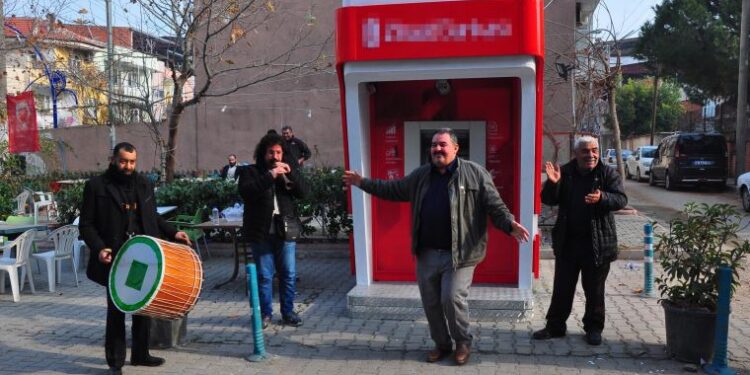 Mahalleye kurulan ATM’ye ‘davullu zurnalı’ kutlama