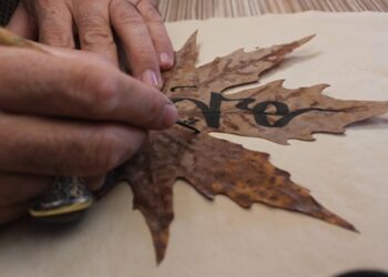 Sonbahar yaprakları hat çalışması ile sanat eserine dönüşüyor