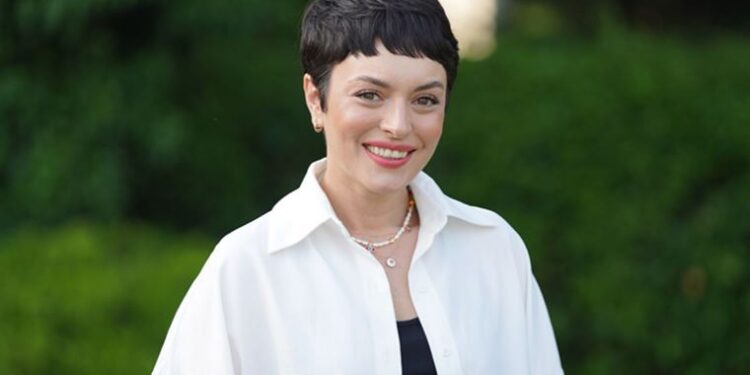 Ezgi Mola’dan üniversite öğrencilerine destek