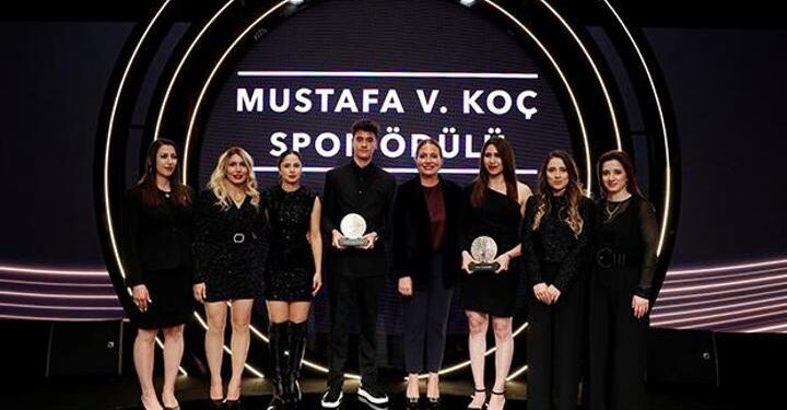 Golbol Kadın Milli Takımı ve Milli Yüzücü Kuzey Tunçelli’ye anlamlı ödül