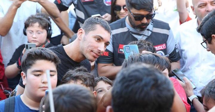 Dünya şampiyonu milli motosikletçi Toprak Razgatlıoğlu, memleketinde coşkuyla karşılandı!