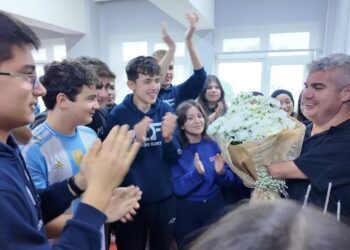 Düzce’de öğrencilerden öğretmenlerini duygulandıran sürpriz