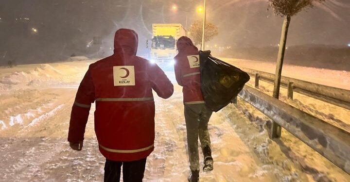 Türk Kızılay’dan yolda kalanlara ikram