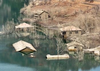 TARİH GÜN YÜZÜNE ÇIKTI: Sular çekildi, köy tekrar göründü!