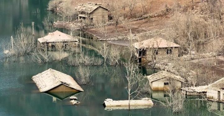 TARİH GÜN YÜZÜNE ÇIKTI: Sular çekildi, köy tekrar göründü!