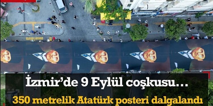 İzmir’de 9 Eylül coşkusu… Sokaklarda 350 metrelik Atatürk posteri dalgalandı