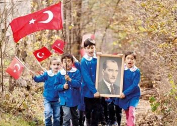 Cumhuriyet’in 101. yılına damga vuran o an! Bu fotoğraf bir öğretmene ait