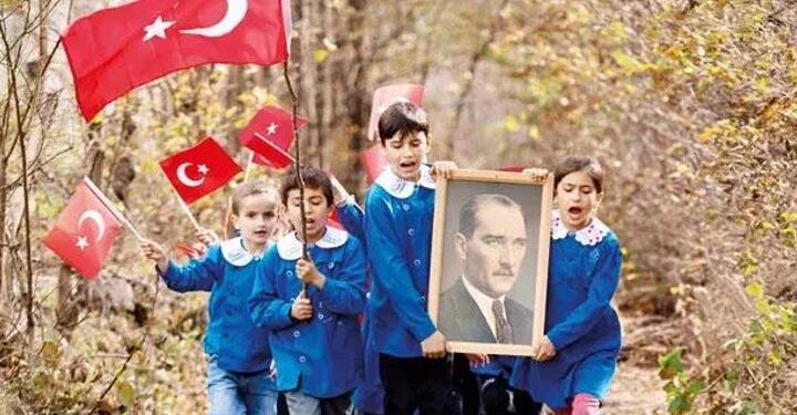 Cumhuriyet’in 101. yılına damga vuran o an! Bu fotoğraf bir öğretmene ait