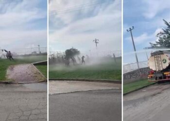 Sıcaktan bunalan çocuklar çareyi sulama aracında buldu