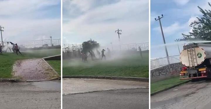 Sıcaktan bunalan çocuklar çareyi sulama aracında buldu