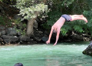 Sıcaktan bunalanlar, Dağlıca’daki Avaşin Deresi’nde yüzdü