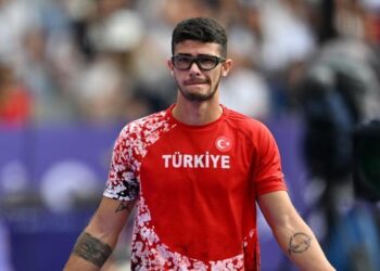 Milli atlet Ersu Şaşma, erkekler sırıkla atlamada finale kaldı!