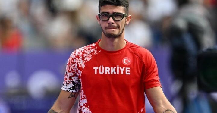 Milli atlet Ersu Şaşma, erkekler sırıkla atlamada finale kaldı!