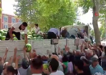 17 ton karpuzu çevredekilere dağıttı
