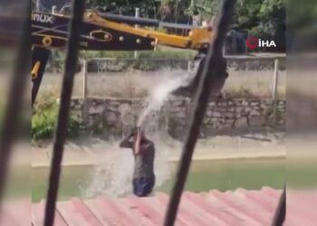 Sıcaktan bunaldı, serinlemek için kepçeyle duş aldı!