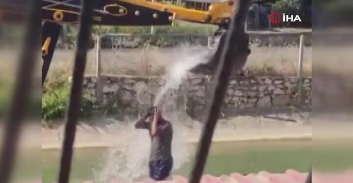 Sıcaktan bunaldı, serinlemek için kepçeyle duş aldı!