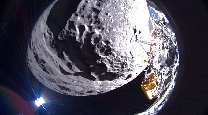 Ay’daki uzay aracından fotoğraf