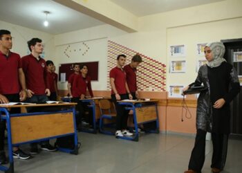 Görme engelli Dilek öğretmen azmiyle öğrencilerine ışık oluyor