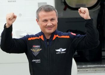 Deney çalışmalarında üçüncü gün, Türkiye’nin ilk astronotu Alper Gezeravcı, güne yeni deneylerle başladı