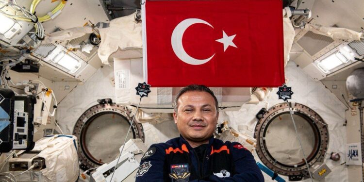 Alper Gezeravcı’dan Türk bayraklı paylaşım