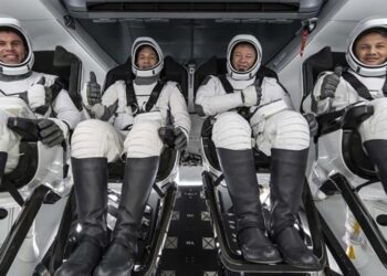 Alper Gezeravcı uzaya çıktı sosyal medya yıkıldı! ‘Cam kenarını kapmışız’