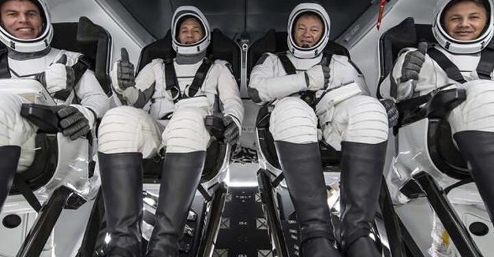 Alper Gezeravcı uzaya çıktı sosyal medya yıkıldı! ‘Cam kenarını kapmışız’