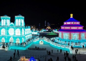 Çin’de buz festivali: Buzdan heykeller göz kamaştırıyor