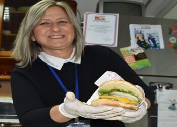 Köy çocukları hamsi burger ile tanışacak