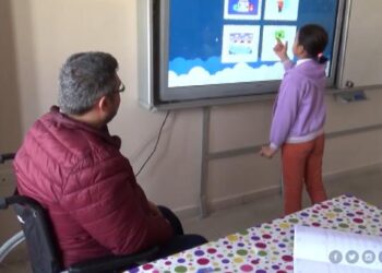 Engelli öğretmen azmiyle öğrencilerine ışık saçıyor