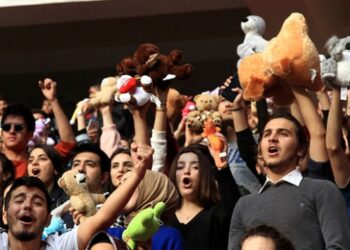 Futbol maçında kimsesiz çocuklara oyuncak sürprizi