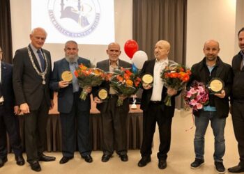 Hollanda’da 4 Türk’e kraliyet nişanı verildi