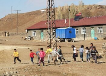 Kars’ta ilk defa drone gören çocukların mutluluğu