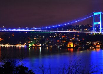 Galata Kulesi ve FSM Köprüsü maviye büründü