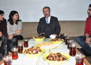 Rektör sözünü tuttu, öğrencilere çay içmeye gitti